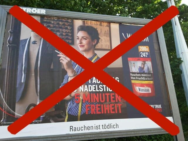 Durchgestrichenes Tabakwerbeplakat - Forderung nach Tabakwerbeverbot