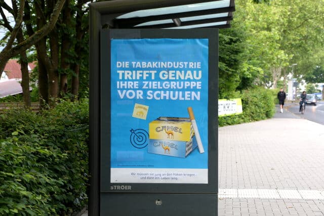Zigarettenwerbung, Adbusting, Bushaltestelle, Schulweg