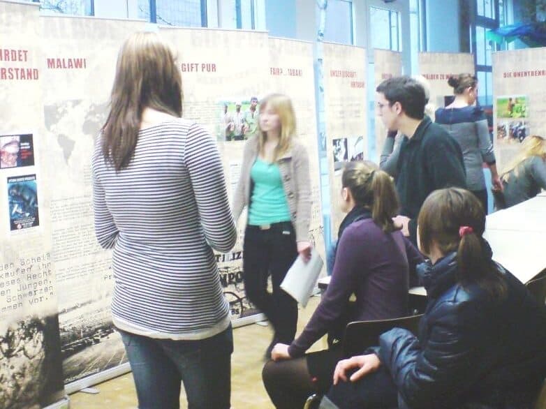 Schüler*innen, Unfairtobacco, Ausstellung Big Tobacco, OSZ Recht Berlin